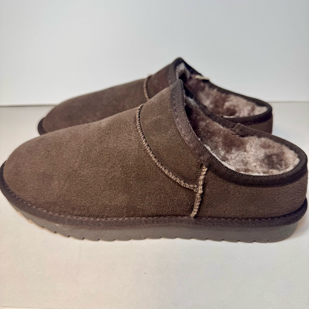 NWT. Cushionaire Hilo 2 Suede Cozy Mules size 10M brown shoes, no box